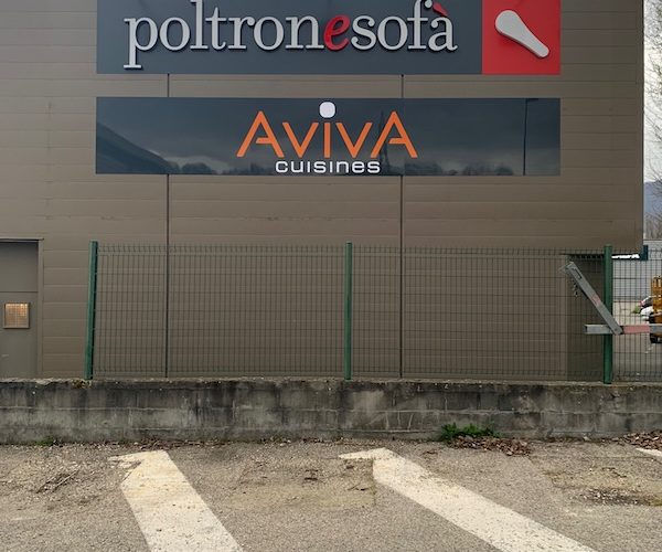 enseigne aviva et poltrone sofa